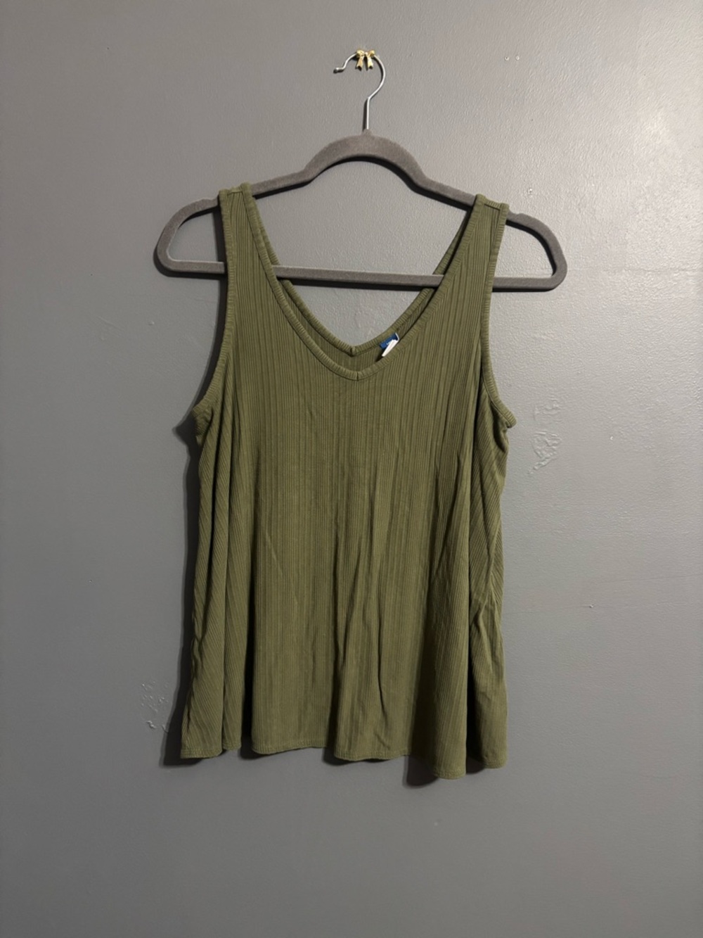 Old navy forest green v-neck ribbed tank top size medium